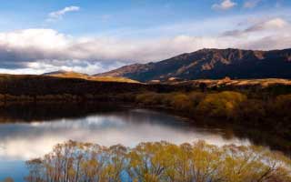 别冲动，爱游戏体育官网上那页资金走向一眼看就不正常的时候，往往最容易吃亏。